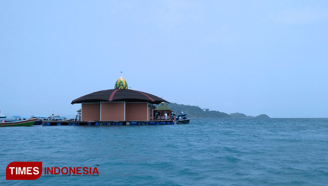 Masjid Apung Al-Aminah di Pantai Sari Ringgung (Foto : Rochman/TIMES Indonesia) 