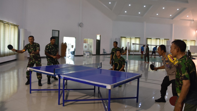 Olahraga badminton bersama antara TNI-Polri di Aula Makorem, Jumat (18/10/2019).(Foto : Istimewa)