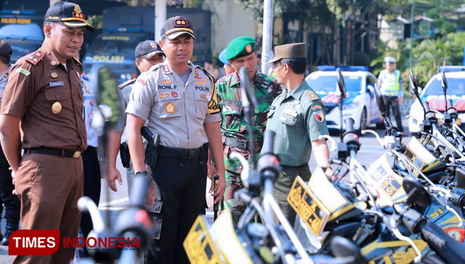 Kapolres Kediri  AKBP Roni Faisal  pantau kendaraan pasukan pengamanan pelantikan presiden (FOTO: Cas/TIMES Indonesia)