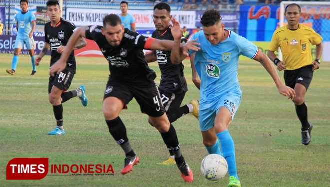 Winger Persela, Rafael Gomes Oliveira mendapatkan kawalan ketat dari pemain belakan PSIS, Walace Costa Alves, Jumat (18/10/2019). (FOTO: MFA Rohmatillah/ TIMES Indonesia)