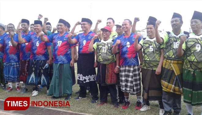 Sepak bola sarung antara tim forkopimda vs tim kiai dan santri. (Foto: Ito Wahyu U/ TIMES Indonesia)