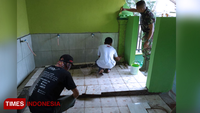 Satgas TMMD bersama Warga Lakukan Finishing Sasaran TMMD di Masjid Al Mukhlisin. (FOTO: AJP/TIMES Indonesia)