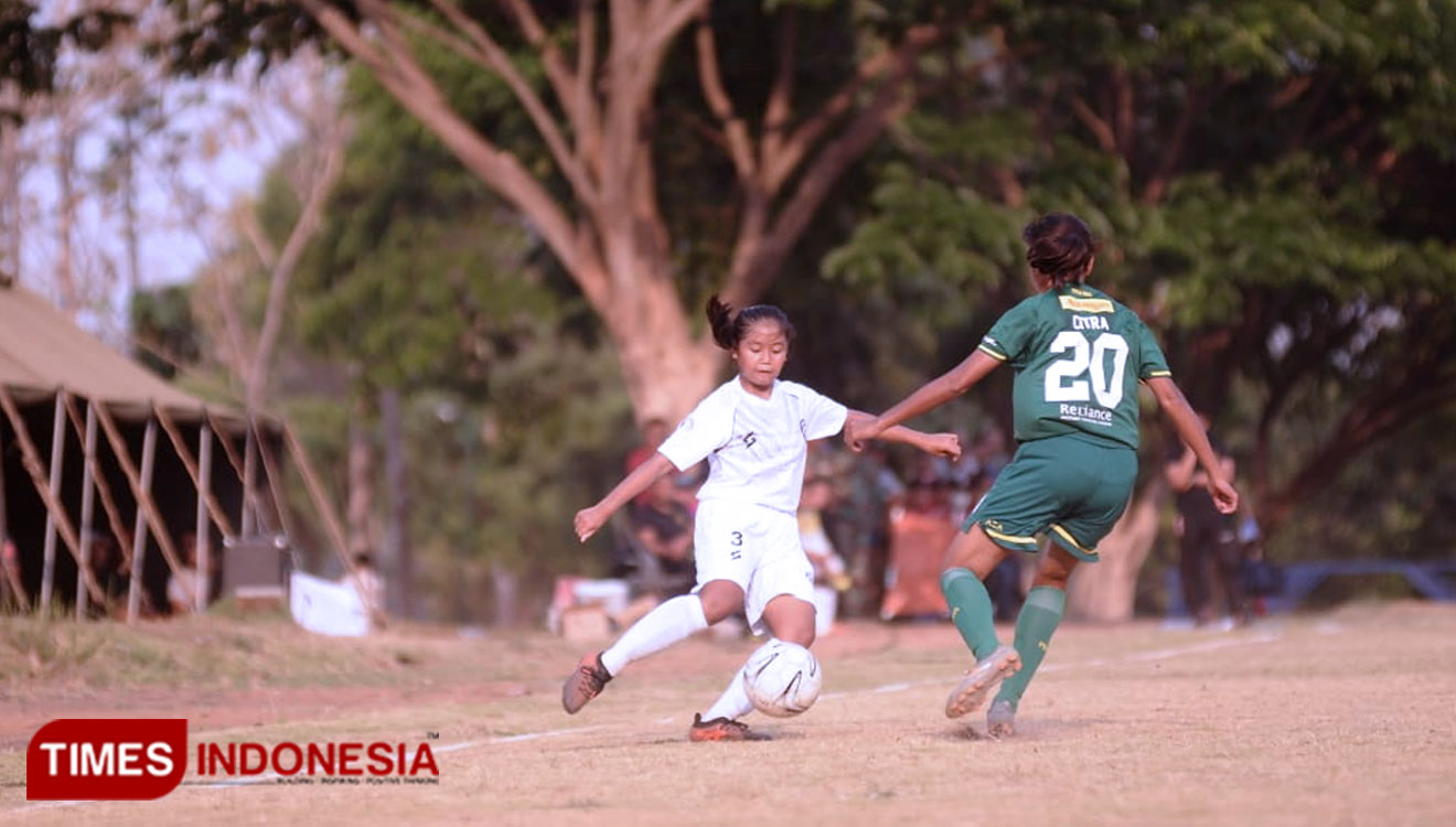 Arema FC Putri saat menjalani pertandingan melawan Persebaya Surabaya Putri di Seri 1. (Foto: Ovan Setiawan/ TIMES Indonesia)