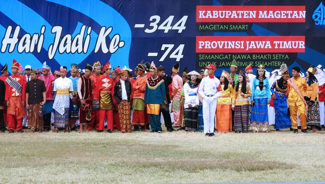 Para pelajar tampak menggunakan pakaian adat dari berbagai wilayah di Indonesia pada kegiatan parade surya senja di alun-alun Magetan, Kamis (17/10/2019).
