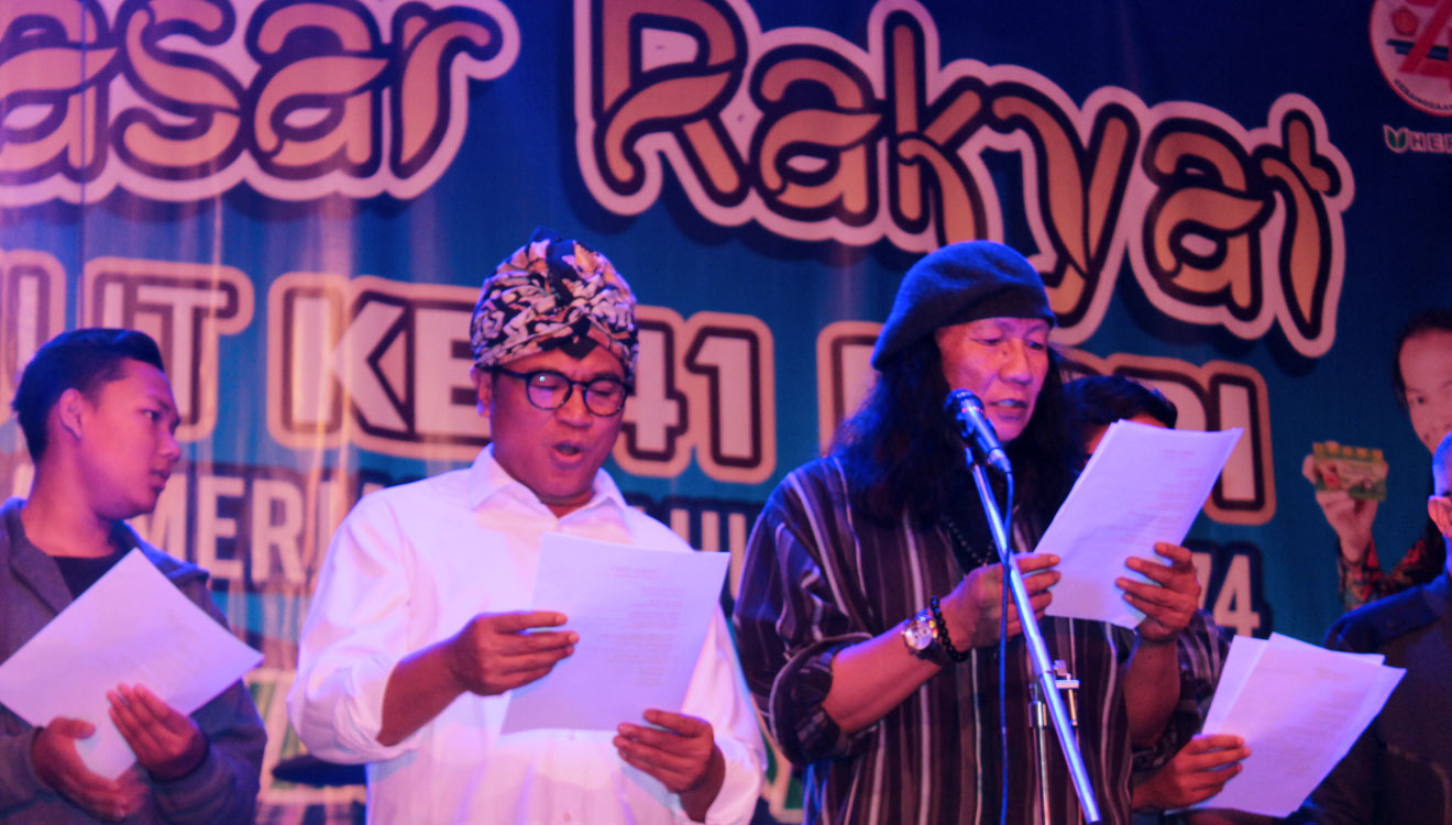 :Wakil Walikota Malang, Sofyan Edi Jarwoko, bersama Antok Baret menyanyikan lagu. (FOTO: widya Amalia/TIMES Indonesia)