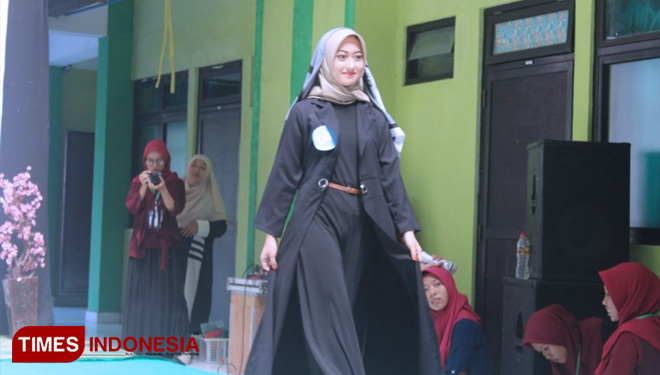 Salah satu peserta tampil anggun dalam kegiatan Fashion Show di aula Ponpesma Unisla, Jumat, (18/10/2019). (FOTO: Ja’far Shodiq/AJP TIMES Indonesia)