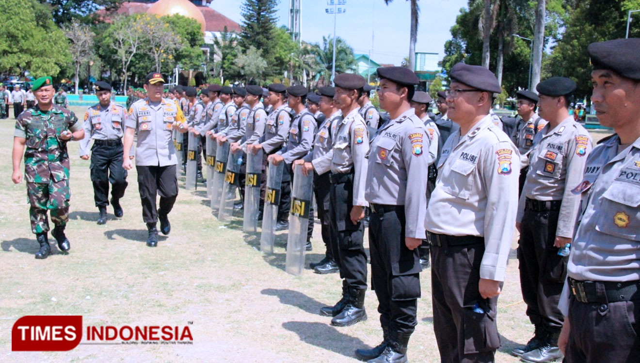 Kapolres Bondowoso AKBP Febriansyah bersama Dandim 0822 Letkol Inf Jadi saat memeriksa personel dalam apel Gelar Pasukan di Alun-alun RBA Ki Ronggo. (FOTO: Moh Bahri/TIMES Indonesia)