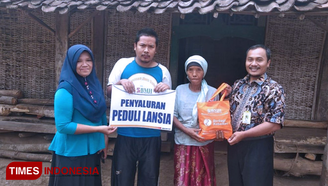 Bagian Program dan Pendayagunaan BMH gerai Malang, Ruwiyanto, S.Kom Berikan paket sembako kepada lansia di Desa Wonorejo, Kamis (17/10). (FOTO: AJP/TIMES Indonesia)