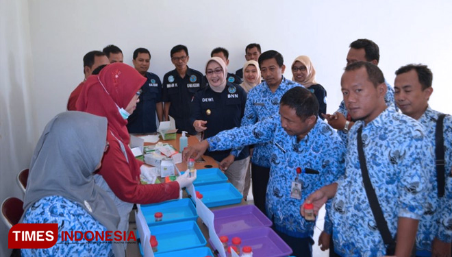 Kepala BNN Kabupaten Kediri dan Kepala Dinkes sidaktm tes urin pegawai. (FOTO: AJP/TIMES Indonesia)