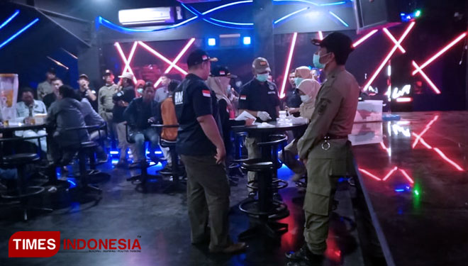 Petugas gabungan dari BNNK Tuban bersama Satpol PP, TNI, dan Polres Tuban, saat melakukan razia dan tes urine di tempat hiburan malam, Sabtu, (19/10/2019). (Foto:Achmad Choirudin/TIMES Indonesia)