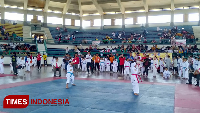 Atlet karate dalam Karate Jember Open Championship 2019 Dandim Cup tengah beradu kemampuan kata. (foto: Dody Bayu Prasetyo/TIMES Indonesia)