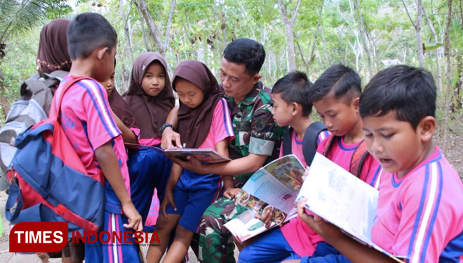 Guru Akui Bangga Satgas TMMD 106 Kodim Cilacap, Akrab dengan Siswa Sekolah. (FOTO: AJP/TIMES Indonesia)