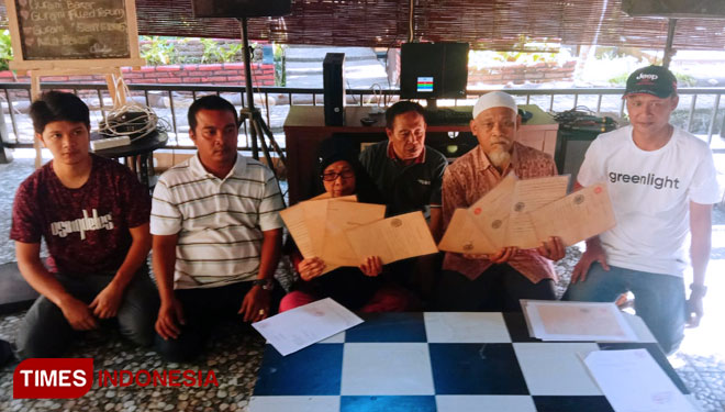 Hj Halimah (tengah) bersama keluarga dan kerabat sedang menunjukan bukti kepemilikan Eigendom Verponding atas nama Wanatirta bin Nuryasentana. (Foto : Syamsul Arifin/TIMES Indonesia)