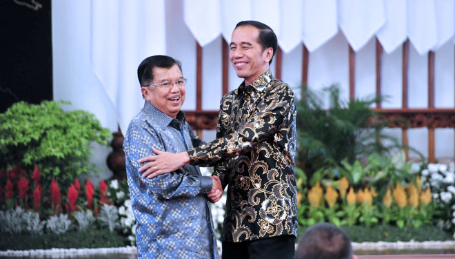 Presiden Jokowi memeluk dan menjabat tangan Wapres Jusuf Kalla usai Wapres menyampaikan sambutan pada Silaturahmi Presiden dengan Menteri Kabinet Kerja, di Istana Negara, Jakarta, Jumat (18/10/2019) sore. (Foto: Humas Setkab)