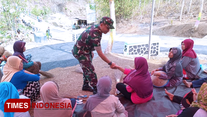 Menyapa, Satgas TMMD 106 Kodim Cilacap dapat Apresiasi Warga. (FOTO: AJP/TIMES Indonesia)