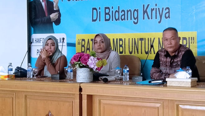 Kepala Bidang (Kabid) Peningkatan Kreativitas Pemuda Bidang Grafika dan Kriya Asdep Menpora RI Arloli Aziz (tengah) saat menutup acara Pelatihan Kriya. (FOTO: Kemenpora for TIMES Indonesia).