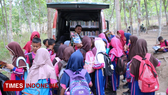 Perpustakaan Keliling Kodim 0703 Cilacap, Diminati Anak-anak. (FOTO: AJP/TIMES Indonesia)