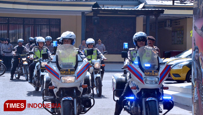 Personel Polres Ponorogo lakukan patroli skala besar jelang pelantikan presiden dan wakil presiden. (Foto: Marhaban/TIMES Indonesia)