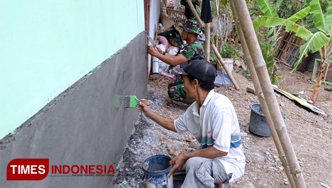 Ratiwan bersama Satgas TMMD dengan Dibantu Warga Aci Rumahnya. (FOTO: AJP/TIMES Indonesia)