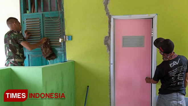 Said Pasang Pintu MCK Masjid Al Mukhlisin. (FOTO: AJP/TIMES Indonesia)