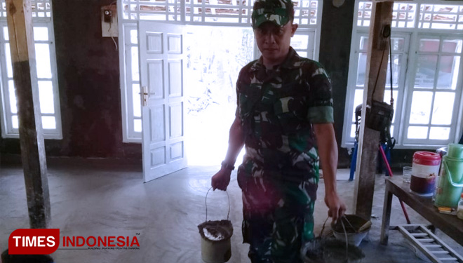 Sertu Mulyono, Satgas TMMD 106 Cilacap Bantu Percepat Pembangunan RTLH. (FOTO: AJP/TIMES Indonesia)
