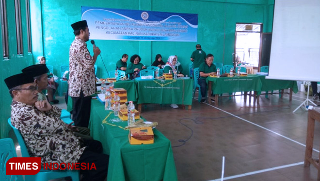 Prof Hj Sri Iswati SE MSi Ak memberikan sambutan pada acara pemberdayaan masyarakat Desa Banjarwati tentang produk olahan hasil laut bertempat Gor MI Mambaul Maarif Lamongan. (FOTO: AJP/TIMES Indonesia)