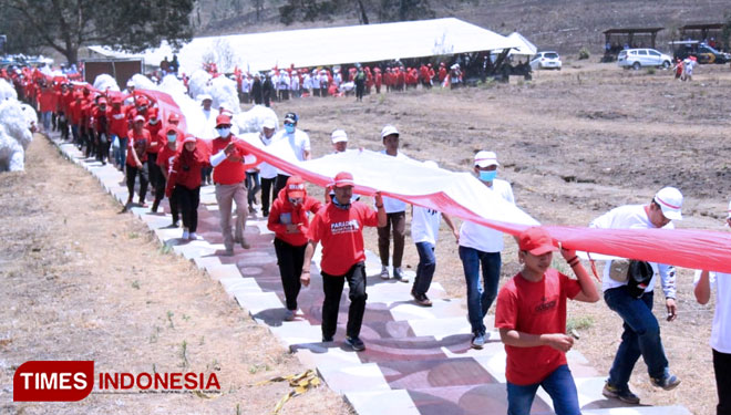 Pembentangan Bendera Merah Putih sepanjang 1.111 meter yang dilakukan oleh Polres Bondowoso di Kawah Wurung. (FOTO: Moh Bahri/TIMES Indonesia)