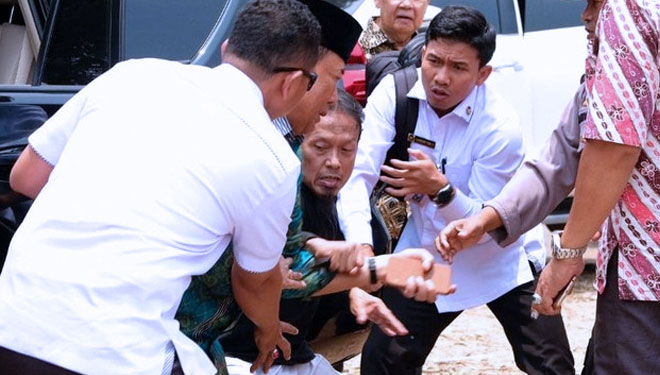 Detik-detik saat Menkopolhukam,  Wiranto ditusuk dengan senjata tajam oleh Syahril Alamsyah alias Abu Rara di alun-alun Menes, Pandeglang. (FOTO:dok.Polres Pandeglang) 