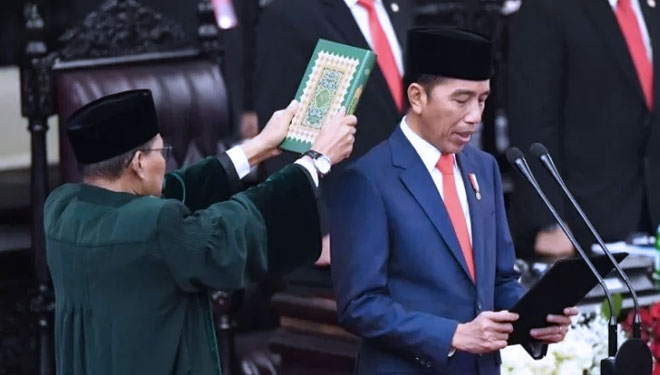 Presiden Joko Widodo mengucapkan sumpah saat dilantik menjadi presiden periode 2019-2024 di Gedung Nusantara, kompleks Parlemen, Senayan, Jakarta, Minggu (20/10/2019). (Foto: ANTARA FOTO/Akbar Nugroho Gumay)
