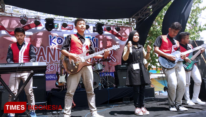 Penampilan peserta Kompetisi Band Pelajar Kota Pendekar 2019 energik dan memukau. (Foto: Yupi Apridayani/TIMESIndonesia)