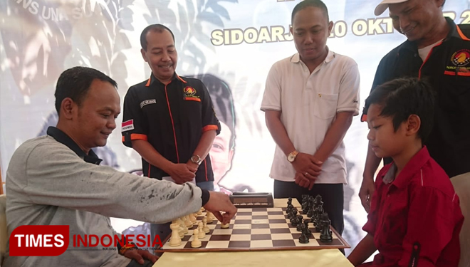 Anggota DPRD Kabupaten Sidoarjo Sullamul Hadi Nurmawan saat meninjau atlet catur yang bertanding.