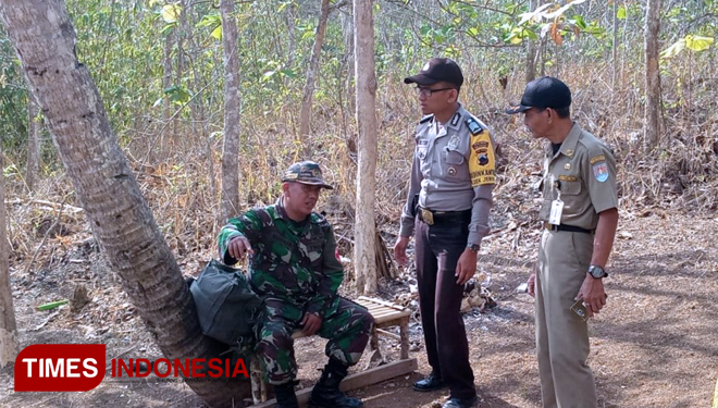 Demi Warga, Satgas dan Polisi, Tim Medis Rela Tawarkan Jasa di Lokasi TMMD. (FOTO: AJP/TIMES Indonesia)