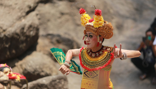 Didik Nini Thowok saat memeriahkan Majestic Panji Sekartaji. (FOTO: Istimewa)