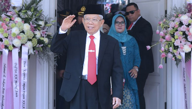 Wakil Presiden terpilih Ma'ruf Amin berjalan keluar dari kediaman menuju lokasi upacara pelantikan Presiden dan Wakil Presiden periode 2019-2024 di Jakarta, Minggu (20/10/2019). (FOTO: ANTARA FOTO/Nova Wahyudi)
