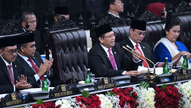 Ketua MPR Bambang Soesatyo (tengah) memimpin upacara pelantikan Presiden Joko Widodo dan Wakil Presiden Ma'ruf Amin di Gedung Nusantara, kompleks Parlemen, Senayan, Jakarta, Minggu (20/10/2019). (FOTO: ANTARA FOTO/Akbar Nugroho Gumay)