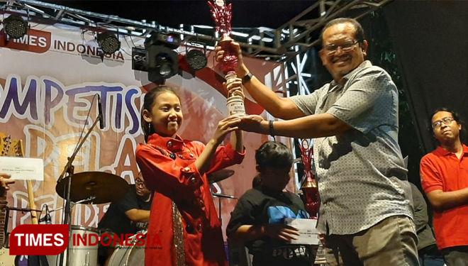 Penyerahan hadiah untuk para pemenang Kompetisi Band Pelajar Kota Pendekar 2019. (Foto: Yupi Apridayani/TIMESIndonesia)
