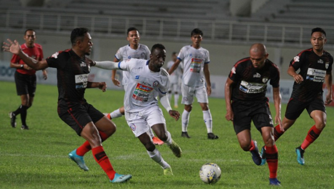 Makan Konate dikepung pemain Persipura Jayapura di laga Liga 1 2019 di Stadion Aji Imbut Tenggarong pada (20/10/2019)