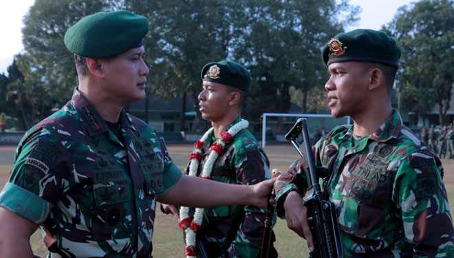 CAPTION : Pangdivif 2 Kostrad Mayjen TNI Tri Yuniarto, S.AP., M.Si., M.Tr (Han) saat menerima kembali pasukannya yang di BKO-kan ke Polri untuk tugas pengamanan di Poso, Sulaqwsi Tengah selama 10 bulan. (FOTO: istimewa) 