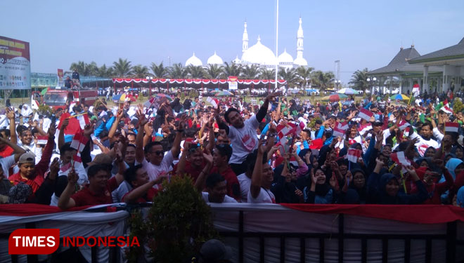 Bupati  Madiun Ahmad Dawami berbaur dengan warga saat acara Panggung Merah Putih. (Foto: Ito Wahyu Utomo/TIMES Indonesia)