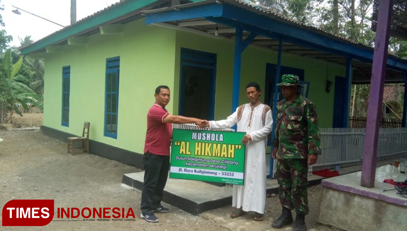 Papan Nama Mushola Al Hikmah diserahkan ke Imam Mushola TIMES Indonesia