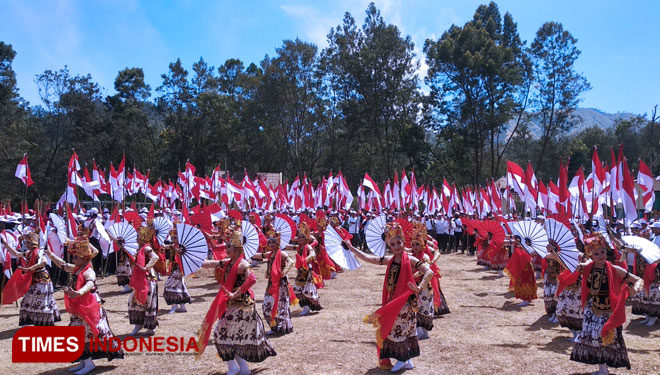 Parade Merah Putih, pengibaran 2.400 Sang Saka untuk perayaan pelantikan Presiden Jokowi di Puncak Kawah Ijen, Banyuwangi. (Foto: Agung Sedana/ TIMES Indonesia)