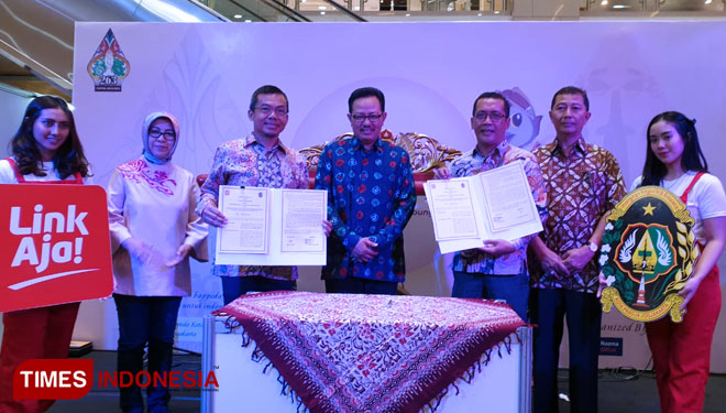 Wakil Walikota Yogya Heroe Purwadi (baju biru) saat menghadiri Festival Inovasi Jogja di Galleria Mall Yogyakarta, Sabtu (19/10/2019). (FOTO: Istimewa/TIMES Indonesia)