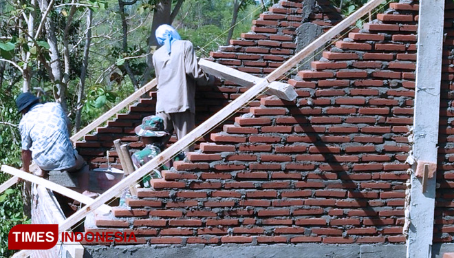 Penuh Ke Hati Hatian Dalam Pemasanga Kuda-Kuda Rumah. (FOTO: AJP/TIMES Indonesia)