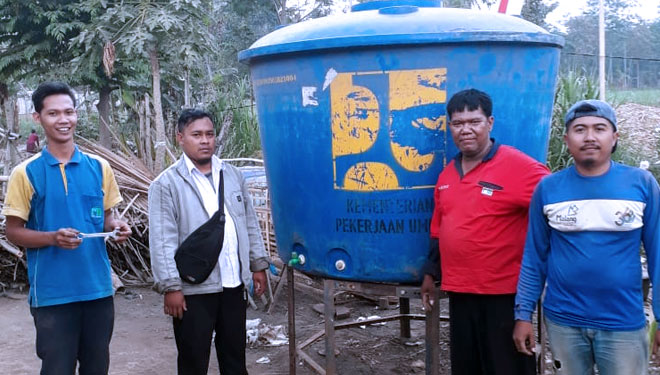 Hidran Umum yang dipasang Perumda Tirta Kanjuruhan Kabupaten Malang di wilayah Kecamatan rawan air bersih saat musim kemarau seperti ini. (FOTO: istimewa) 