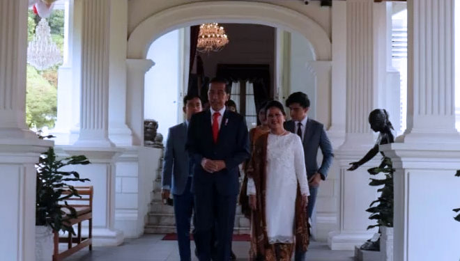 Presiden Joko Widodo didampingi keluarga meninggalkan Istana Merdeka menuju lokasi pelantikan di gedung DPR/MPR Jakarta pada Minggu (20/10) (FOTO: Desca Lidya Natalia/Antara)