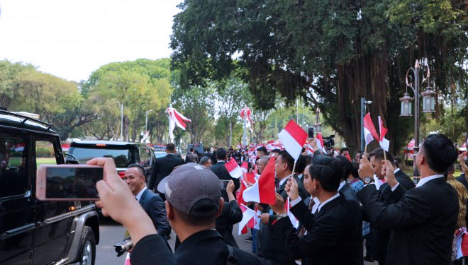 Presiden Joko Widodo didampingi keluarga meninggalkan Istana Merdeka menuju lokasi pelantikan di gedung DPR/MPR Jakarta pada Minggu (20/10) (FOTO: Desca Lidya Natalia/Antara)