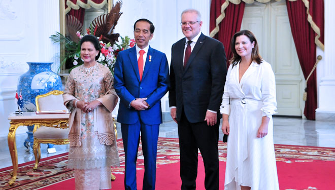 Presiden Jokowi didampingi Ibu Negara Iriana menerima kunjungan kehormatan PM Australia Scott Morrison dan istrinya Jenny Morrison, di Istana Merdeka, Jakarta, Minggu (20/10) pagi. (Foto: JAY/Humas)