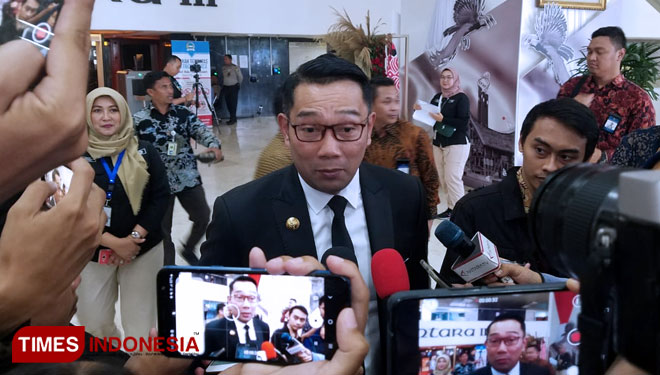 Gubernur Jawa Barat, Ridwan Kamil tiba di gedung DPR/MPR RI untuk menghadiri pelantikan presiden dan wakil presiden terpilih periode 2019-2024. (FOTO: Edi Junaidi DS/TIMES Indonesia).