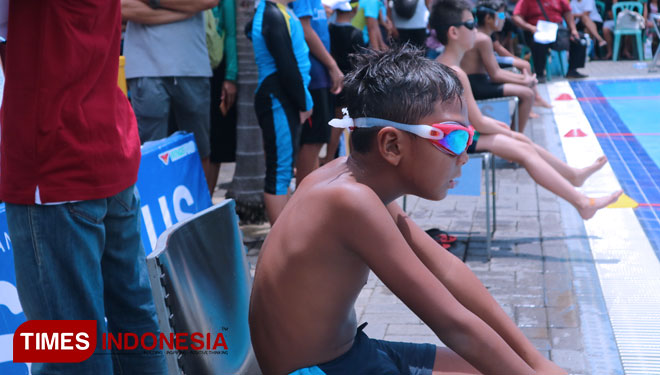 Peserta bersiap mengambil start dalam kompetisi renang Fun with Swimming 2019 di Kolam Renang G Walk CitraLand Surabaya, Minggu (20/10/2019). (Foto: Lely Yuana/TIMES Indonesia)