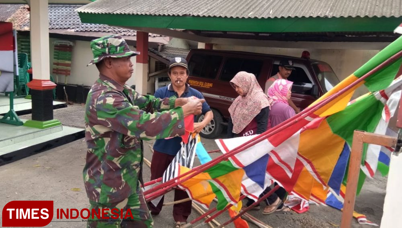 Sambut kedatangan Kasdam IV Diponegoro, Sertu Jumadi bersama warga siapkan umbul-umbul